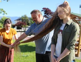 14-year-old girl’s uncut hair reaches astonishing 160 centimeters