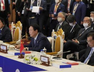 S Korean, Chinese and Japanese leaders meet in Seoul