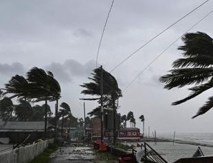 Cyclone batters Bangladesh and India
