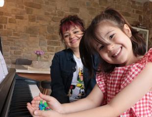 Young girl wins worldwide piano competition with unique learning method