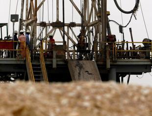 Oil producers extend supply cuts amid slack prices