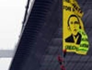 Greenpeace activists protest Obama on Bosporus Bridge in Turkey