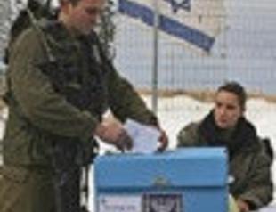 Israelis vote in tight election race