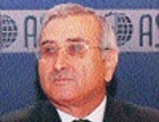 Central Bank cuts key rate, urges discipline