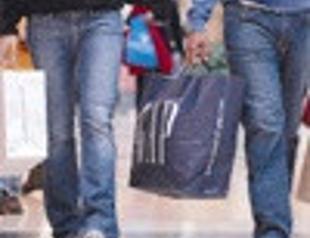 Customer visits to US retailers fall 24 percent