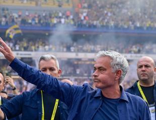 Mourinho gets warm welcome at Fenerbahçe