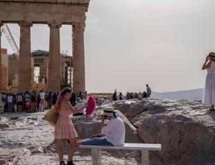 Heat forces second day closure of Acropolis in Greece