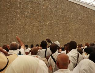 Hajj pilgrims stone the devil as Muslims mark Eid al-Adha