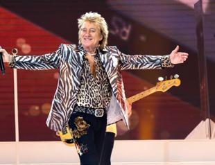 Rod Stewart booed at German concert for Ukraine support