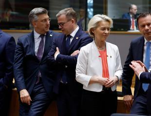 EU leaders see top jobs deal returning von der Leyen by end June