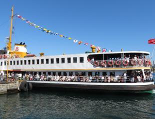 People flock to Istanbul touristic areas on last day of Eid