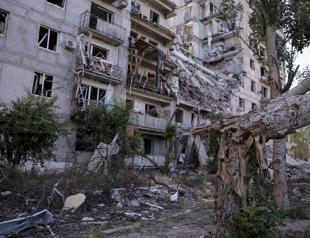 Russia ups attacks on frontline town after lull, Kiev says