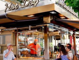 Vienna sausage stands push for UN recognition