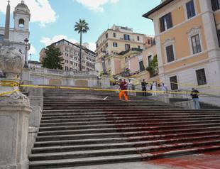 Womens rights activists paint Romes Spanish Steps red