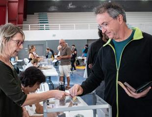 France votes in snap polls as far right eyes power