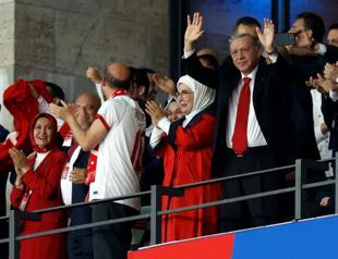 Erdoğan stands with national team in quarterfinal clash against Netherlands