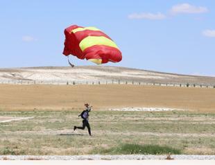 Eskişehir fest welcomes dozens of parachutists