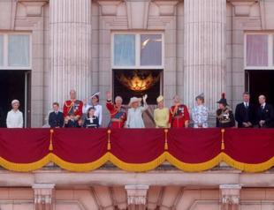 Buckingham Palace opens renovated room with famous balcony