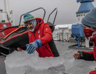 Turkish scientists conduct research in Arctic Ocean en route to pole