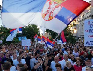 Thousands protest Serbias lithium deal with EU