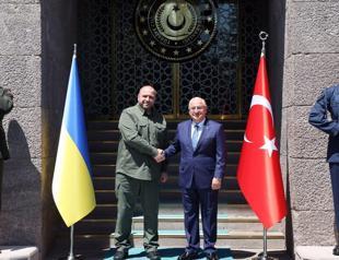 Defense minister meets Ukrainian counterpart in Ankara