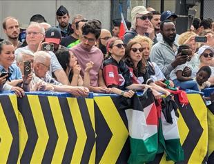 Protesters in Paris show solidarity with Palestine