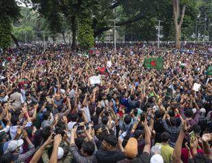Bangladesh protests demand PM resign, army stands by the people