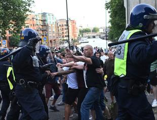 6,000 police at the ready to quell UK riots: government