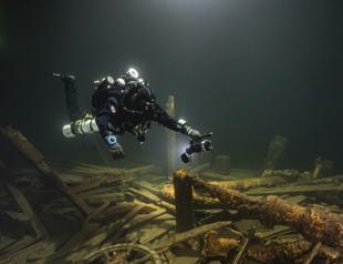 A 19th-century shipwreck filled with Champagne bottles