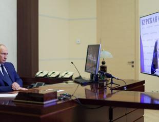 Russia scrambles troops, arms to counter Ukraine incursion