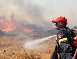 Greece battles deadly wildfire for third day