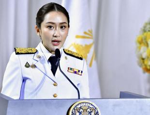 Thai king appoints Shinawatra heiress as new PM