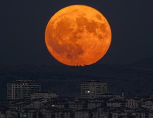 Rare blue supermoon enthralls stargazers in Türkiye