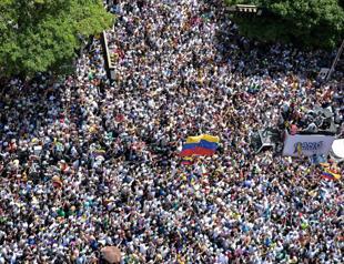 Venezuela opposition candidate asks Maduro to step aside