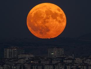 Rare blue supermoon enthralls stargazers in Türkiye