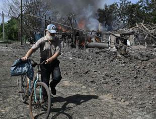 Ukraine civilians flee advancing Russian troops in east