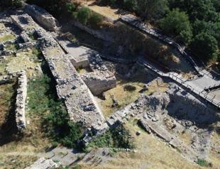 Archaeologists unearth palace, agora and city wall in Troy
