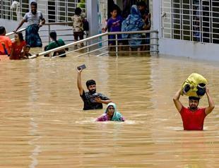 Floods ease in Bangladesh, 300,000 still in shelters