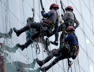Professional climbers maintain Istanbul Airport’s inaccessible structures