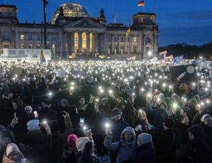 Scholz urges German parties to isolate far right