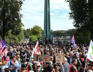 Thousands protest in France against new prime minister