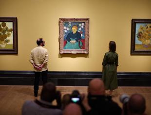 Van Gogh Sunflowers brought together in London show