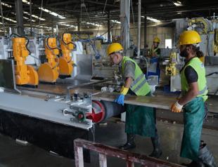Manufacturing posts highest net profit among all industries