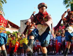 Thousands embark on journey to 90s in İzmir’s Çeşme Fest