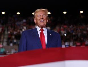 Trump vows to visit town at heart of migrant row