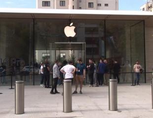Scores of people line up for latest iPhone in Istanbul
