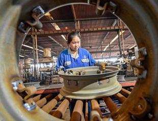 China factory surveys show economy weakening