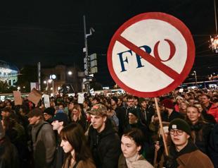 Thousands rally in Austria against far right Freedom Party