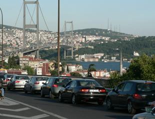 Ministry mulls opening iconic Istanbul bridge for pedestrians