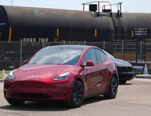 US regulator probes Teslas self-driving mode after crashes